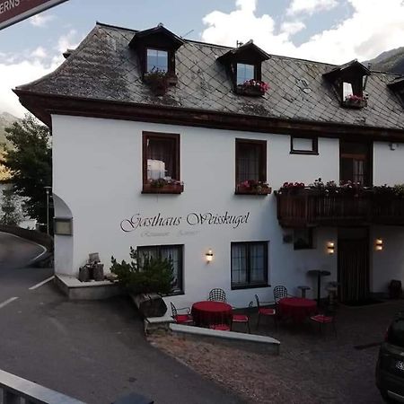 Gasthaus Weisskugel Hotel Malles Venosta Exterior foto