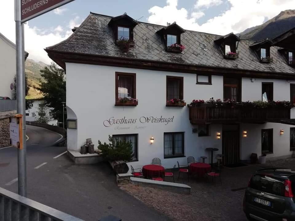 Gasthaus Weisskugel Hotel Malles Venosta Exterior foto