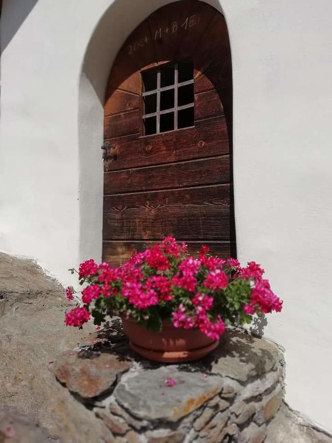 Gasthaus Weisskugel Hotel Malles Venosta Exterior foto